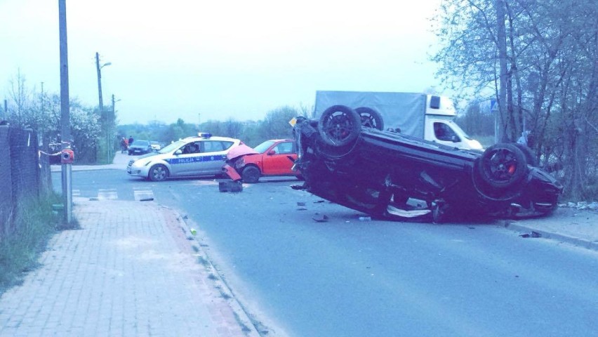 Groźny wypadek na ul. Chopina w Tomaszowie: Porsche cayenne dachowało po zderzeniu z seatem[ZDJĘCIA]