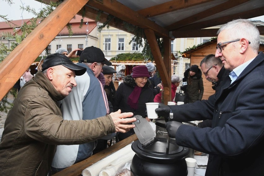 Wigilia na rynku w Kielcach… bez prezydenta. Chętnych na poczęstunek nie brakowało  
