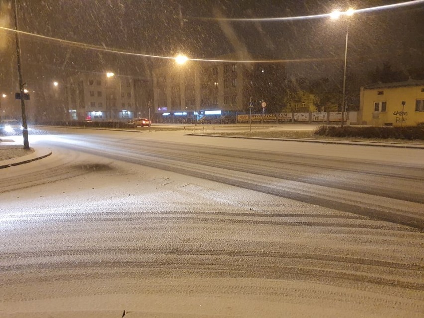 Śnieżna zima 2022 powraca w Piotrkowie. Znowu pada śnieg,...