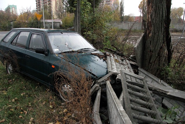 Kierowca jechał ul. Kilińskiego i chciał skręcić w ul. Przyborowskiego. Stracił jednak panowanie nad samochodem i wbił się w mur.