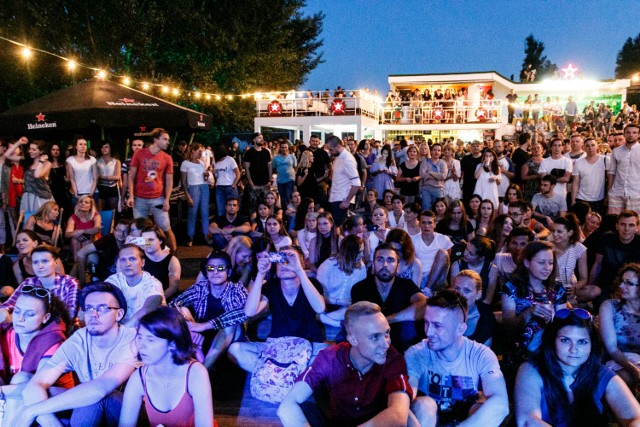 Z okazji otwarcia Muzeum Sztuki Nowoczesnej odbędzie się też koncert zespołu Ballady i Romanse. Warszawski zespół grający muzykę elektropop zaprezentuje płytę „Córki dancingu”. Wstęp wolny, początek w sobotę o godz. 20.