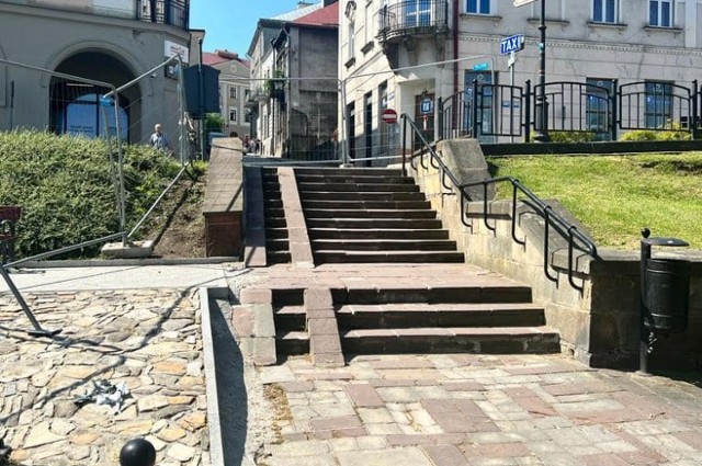 Rusza remont schodów i ścieżki w Rynku w Przemyślu.