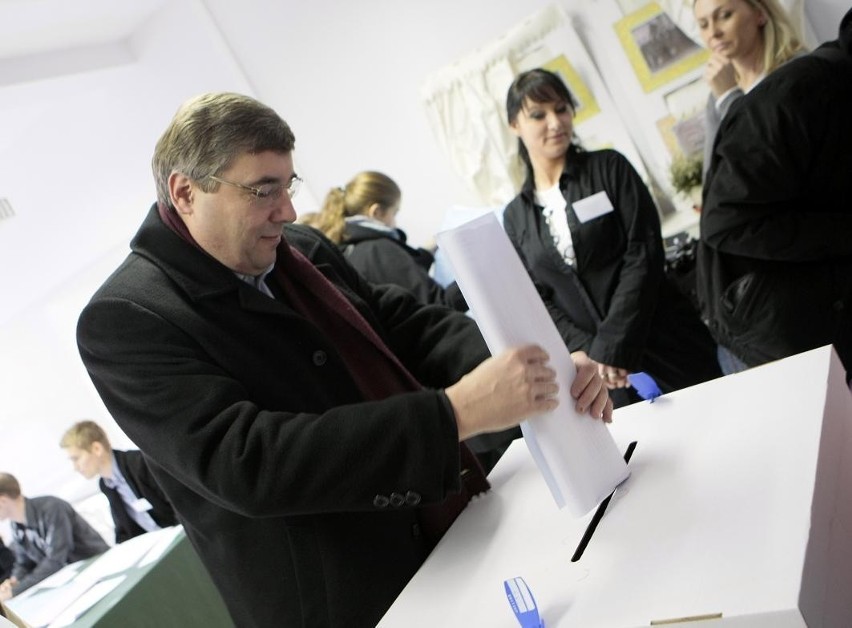 Na zdjęciu głosuje kandydat na prezydenta Poznania Grzegorz...