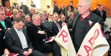 Samozwańczy pirat z Gdańska dla oburzonych założył elegancki garnitur i wygłosił przemowę