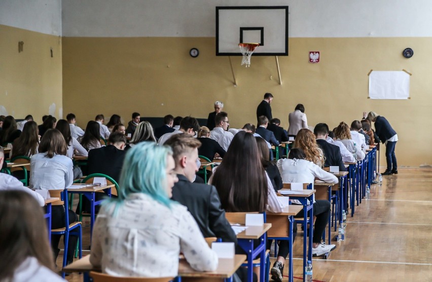 Rozpoczęły się egzaminy gimnazjalne. W Gdańsku, mimo strajku, egzamin odbył się we wszystkich szkołach [zdjęcia]