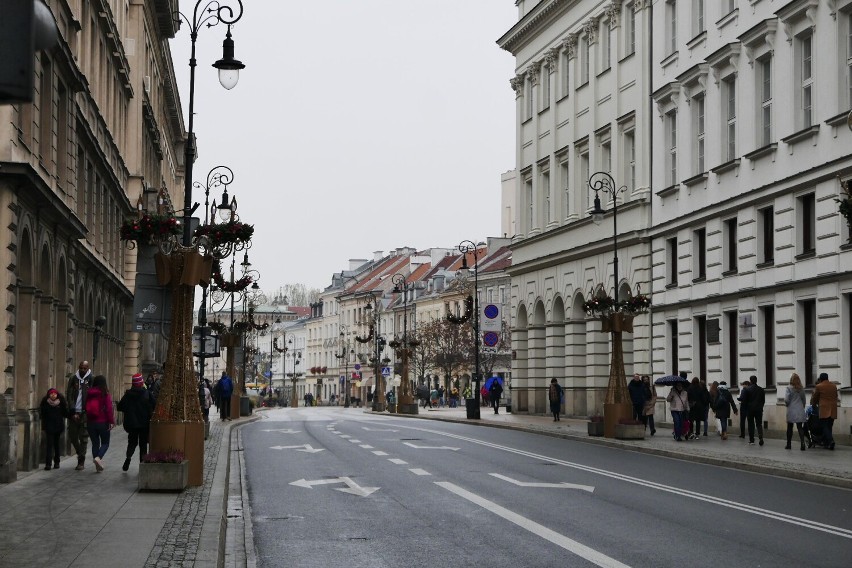 Świąteczna iluminacja już na początku listopada? Trwa montaż świetlnych ozdób w Warszawie. Będzie jedna zmiana