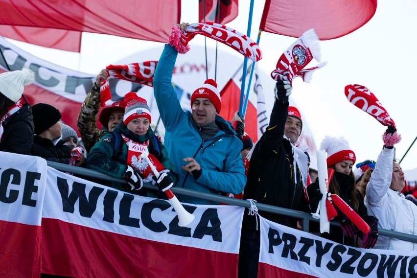 Kibice na trybunach podczas drużynowego konkursu PŚ w...