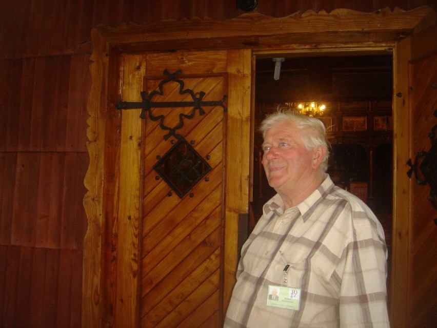 Michał Kochanowicz w drzwiach cerkwi
