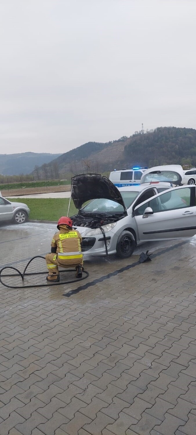 Wielogłowy. Pożar samochodu osobowego. Na parkingu stało wiele innych aut [ZDJĘCIA]