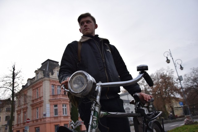 Sebastian Smołaga z Nowej Soli i jeden z jego zabytkowych rowerów, Wanderer z roku 1940