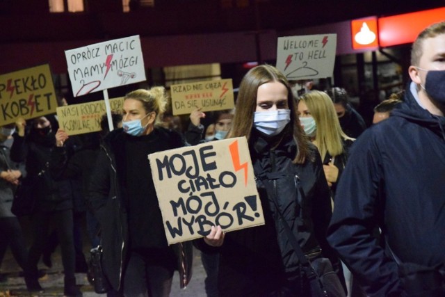 Tak wyglądały protesty kobiet w Krośnie Odrzańskim i Gubinie. W strajkach wzięło udział kilka tysięcy osób!