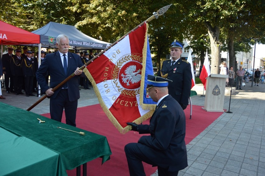 Lębork. Podniosła uroczystość nadania sztandaru strażakom Komendy Powiatowej