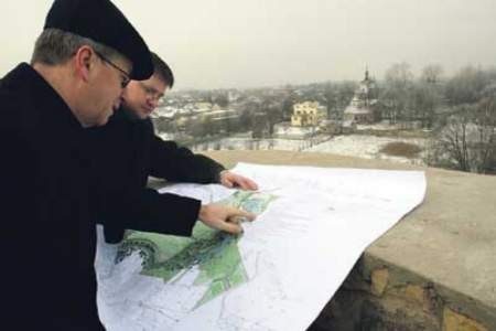 Burmistrz Zdzisław Banaś i Dariusz Nowak, kierownik referatu rozwoju i inwestycji, pokazują plany zagospodarowania terenu wokół zamku.