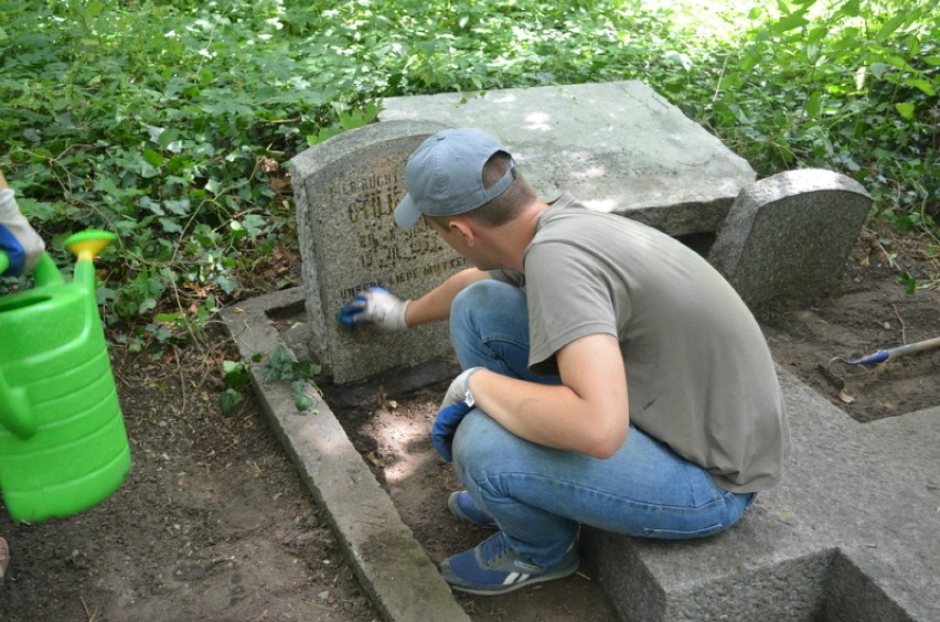 Młodzież z Polski i Niemiec posprzątała cmentarz w...