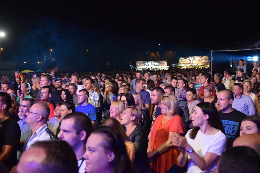 Publiczność bawiła się do muzyki disco polo na dożynkach powiatu kraśnickiego (ZDJĘCIA/WIDEO)