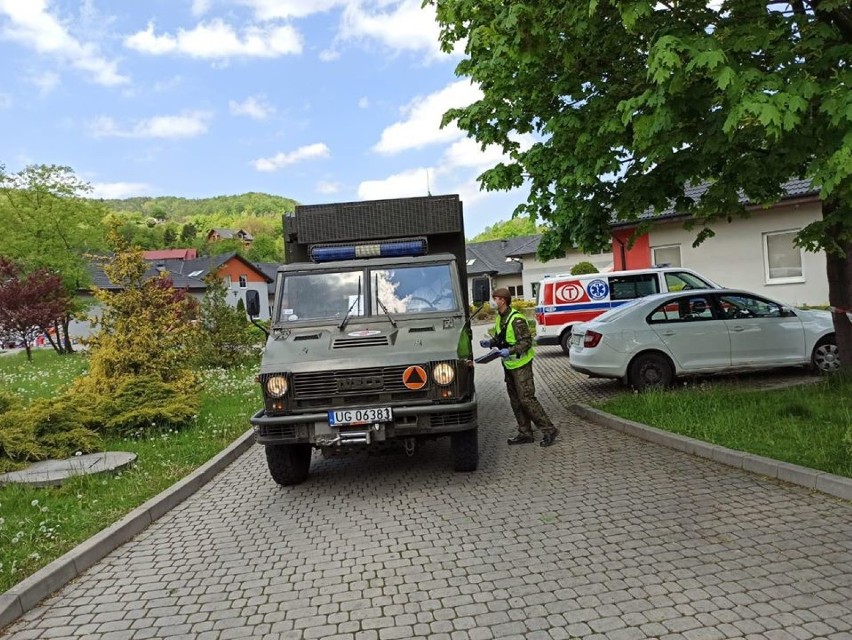 Ewakuacja ośrodka w Czernichowie. Wszyscy pacjenci opuszczają placówkę