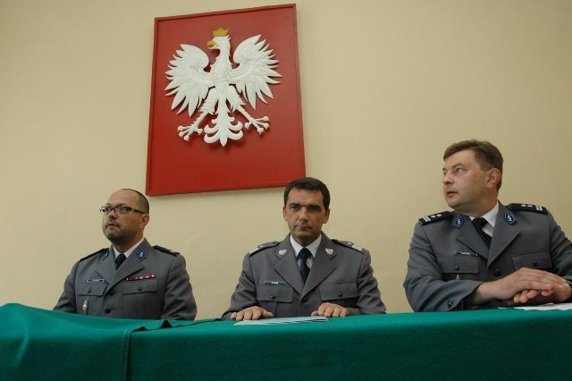 Jacek Draganek (z lewej) został nowym zastępcą zaprzysiężonego wczoraj komendanta Pawła Zająca (z prawej). W środku Dariusz Biel, komendant wojewódzki
