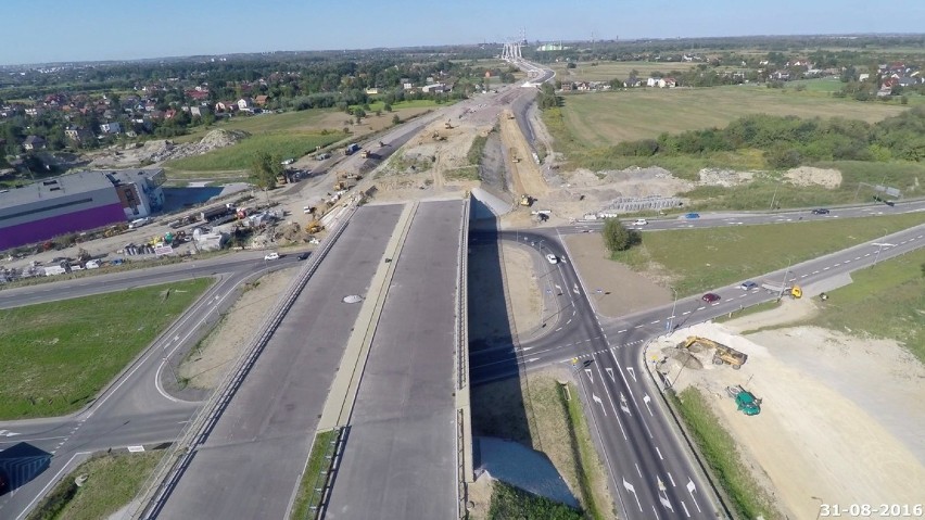 Budowa Wschodniej Obwodnicy Krakowa. Efektowny most na Wiśle [ZDJĘCIA]