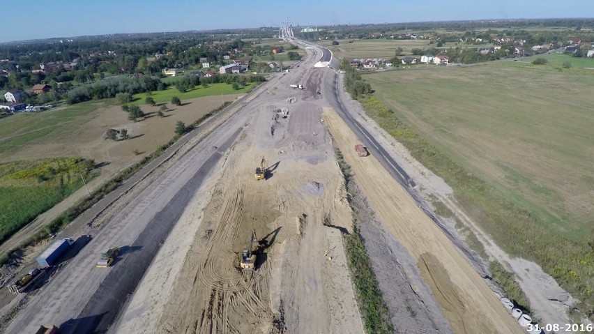 Budowa Wschodniej Obwodnicy Krakowa. Efektowny most na Wiśle [ZDJĘCIA]