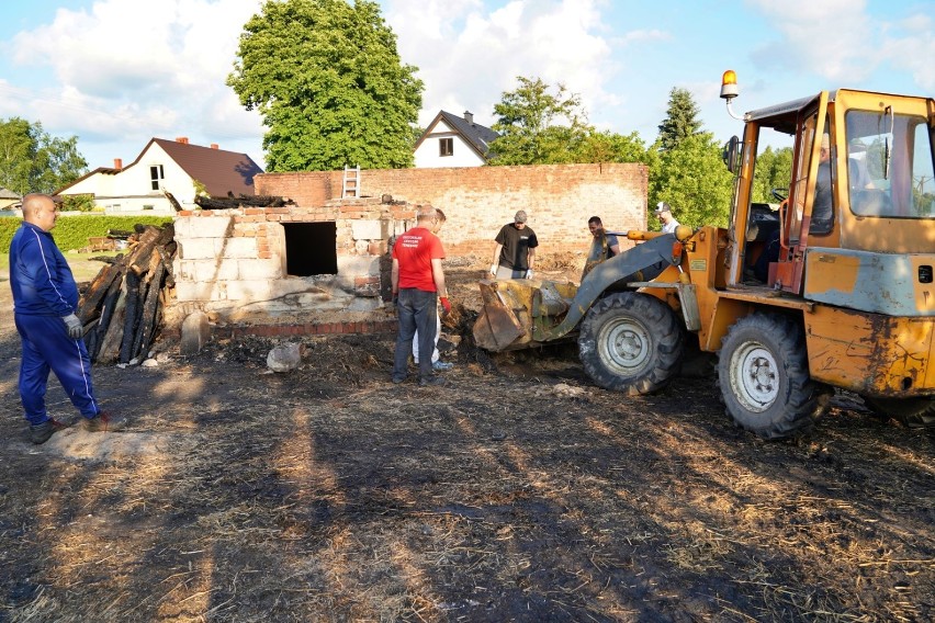 Pomoc mieszkańców Barkowa pogorzelcom z nocy 17 czerwca tego roku