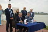 Dofinansowanie na zalew i muzeum w Opocznie. Podpisano dwie umowy [ZDJĘCIA]