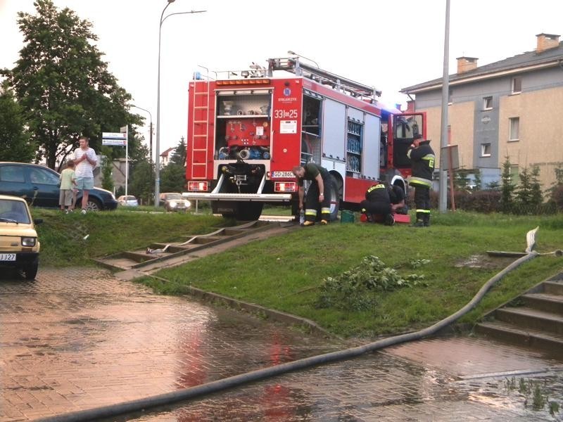 Powiat gdański. Po burzy strażacy interweniowali ok. 60 razy. Zalane są piwnice i ulice. Zdjęcia