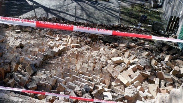 Do zdarzenia doszło w niedzielę około południa przy ul. Drzymały w Gorzowie. Zawalił się mur. Część cegieł spadła na chodnik, druga na teren przedszkola.

Na szczęście nikomu nic się nie stało. Teren został już zabezpieczony.

(vp, sndr)



Zobacz też: Najnowszy Magazyn Informacyjny GL (16.03.2018)


