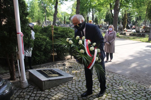 Delegacje miasta i powiatu złożyły kwiaty na cmentarzu w Legnicy.