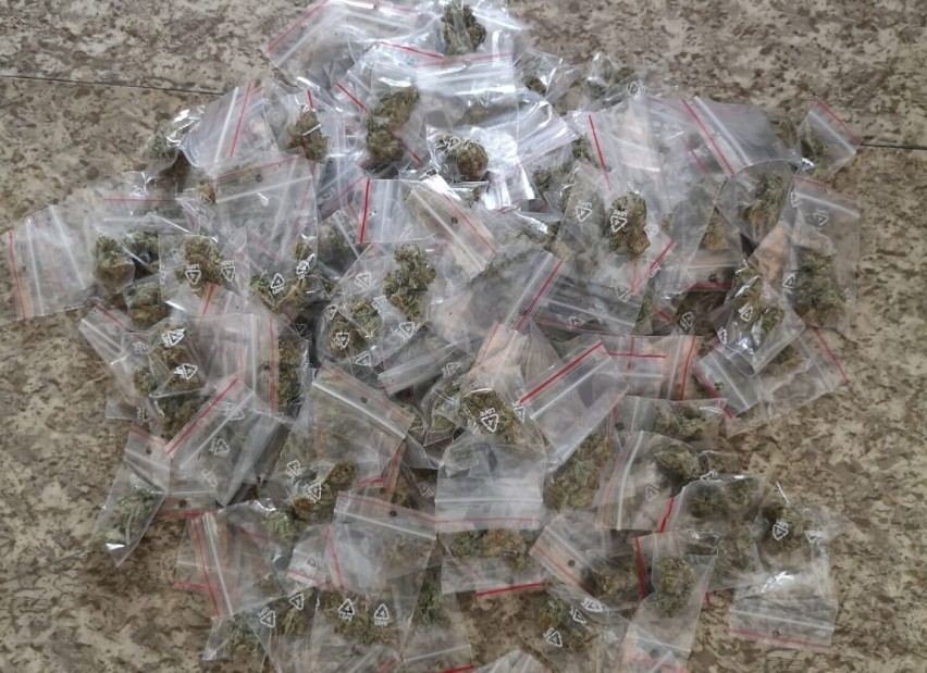 Ekspertyza wykazała, że to ponad 240 gramów marihuany, 120...