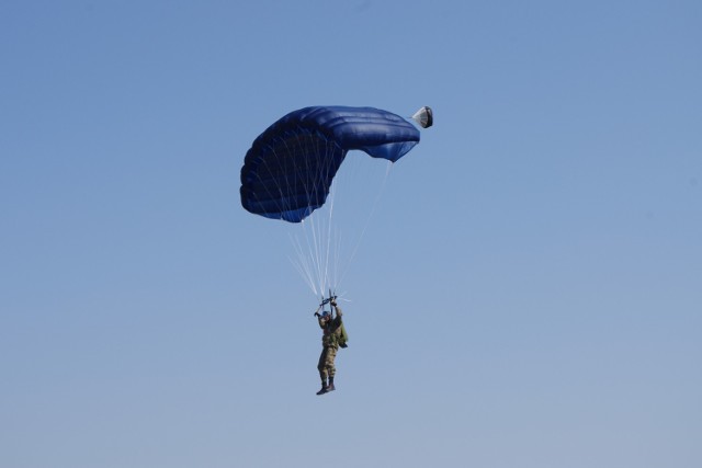Mokre: Żołnierze z Hrubieszowa ćwiczyli skoki ze spadochronem