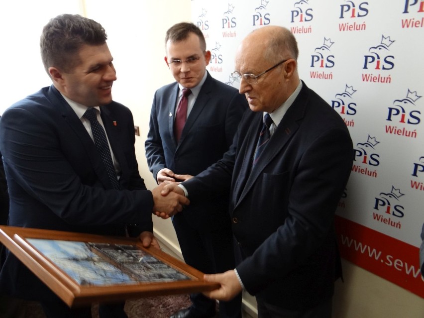 Biuro poselskie PiS w Wieluniu już otwarte [FOTO] 