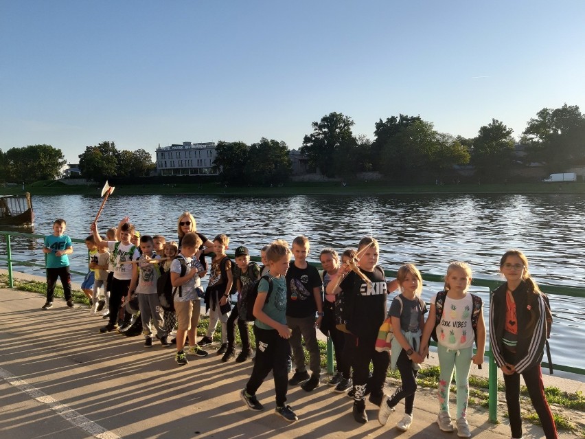 Wyjątkowa wycieczka uczniów ze staszowskiej dwójki do Krakowa. Co podziwiali w mieście króla Kraka? (ZDJĘCIA)