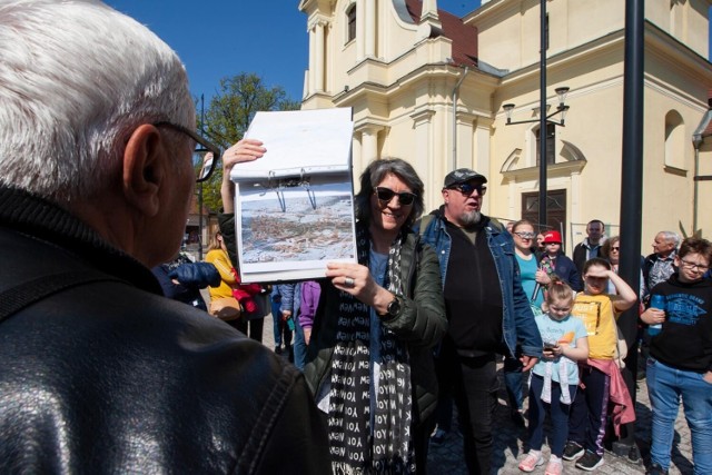 Grupa ponad 120 zainteresowanych mieszkańców stawiła się w niedzielę (24 kwietnia) na Rynku w Starym Fordonie, by wyruszyć na wycieczkę „Fordon miasto zapomniane”, której przewodnikami byli Damian Amon Rączka i Hanna Rzadkosz-Florkowska ze SMSF