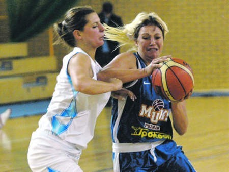 Aleksandra Jabłońska (z piłką) należy do najbardziej doświadczonych koszykarek MUKS - FOT. JANUSZ ROMANISZYN