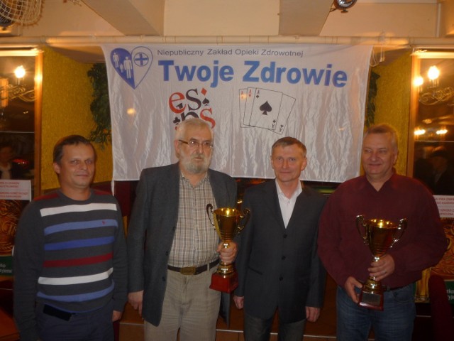 Na zdjęciu od lewej: organizator  turnieju - Ziemowit Nowak, zwycięzca - Lesław Czajka, burmistrz Jacek Michalski i drugi z pary zwycięskiej - Józef Boh