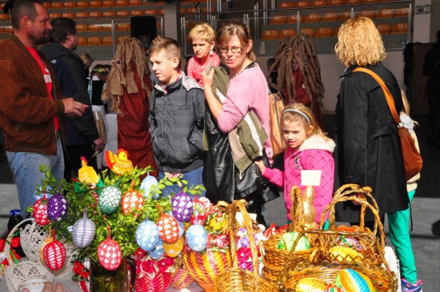 Kiermasz i pokaz stołu w Sierakowicach