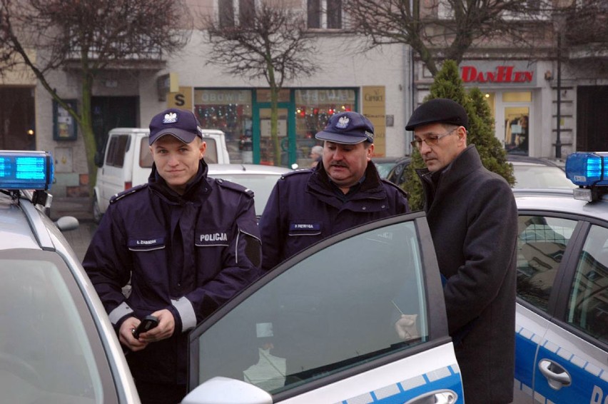 Przekazanie radiowozów policji we Wrześni.