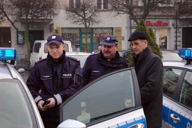 Przekazanie radiowozów policji we Wrześni.