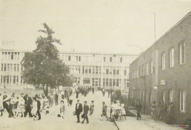 Lata 1950-1960 , Budynek Główny RWT. Plac przed wejściem do zakładu. Po prawej stronie budynek z okresu przedwojennego (jeszcze istniał).


ZOBACZ TEŻ: 

Jak wyglądało Śródmieście w Radomiu? Zobacz archiwalne zdjęcia! Lata 1881-1945

Jak zmieniał się Plac Jagielloński w Radomiu? Archiwalne zdjęcia
