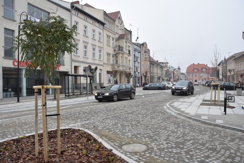 Rynek w Szamotułach został otwarty dla ruchu kołowego. Zobaczcie jak wygląda pierwszego dnia w nowej odsłonie!