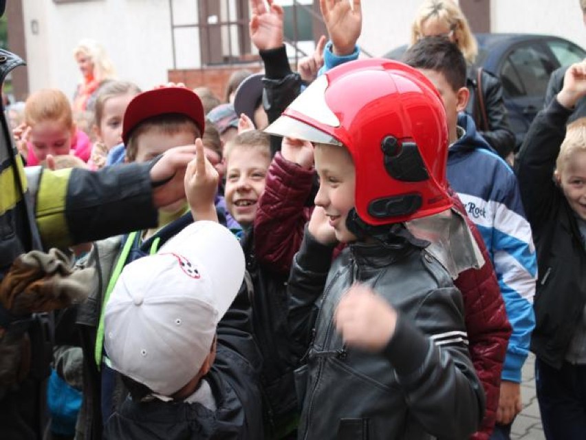 Kolskich strażaków odwiedziły dzieci ze SP we Wrzącej...