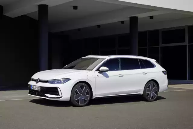 Jeśli ktoś oczekiwał rewolucji, diametralnej zmiany charakteru i stylistyki, zapewne mocno się rozczaruje. Volkswagen Passat Variant to kontynuacja tego, co świetnie się sprzedawało. Fakt, zrezygnowano z dużej części oferty, ale widać taki był zamysł i strategia producenta. Na szczęście w ofercie silnikowej zostały lubiane jednostki i pojawiły się nowe wersje, miejmy nadzieję, że odpowiednio dopracowane i dające zarówno oszczędności, jak i frajdę z jazdy. Czekamy z niecierpliwością na pierwsze jazdy i sprawdzenie czy obietnice producenta mają potwierdzenie w rzeczywistości.