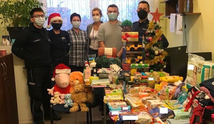 Świąteczna akcja policjantów z Uniejowa i Wartkowic. Wraz z pracownikami cywilnymi przeprowadzili zbiórkę i przygotowali prezenty ZDJĘCIA
