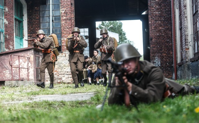 Już w najbliższy weekend (w nocy z soboty na niedzielę) odbędzie się kolejna edycja Nocy Muzeów. Sprawdź szczegółowy program wydarzeń w Rzeszowie.

Muzeum Techniki i Militariów w Rzeszowie,

Obiekt na ulicy Miłocińskiej 75 (obok Zespołu Szkół Agroprzedsiębiorczości),
od 12.00 do 20.00

• Wystawa sprzętu wojskowego opancerzonego, pojazdów policyjnych i strażackich
• Pokaz wyposażenia i umundurowania kawalerzystów z lat 1918–1939 prezentowany przez Konną Straż Ochrony Przyrody i Tradycji
• Pokazy grup rekonstrukcji historycznej
• Strzelnica ASG i Paint Ball
• Pokazy i szkolenie z pierwszej pomocy przedmedycznej w wykonaniu Samodzielnego Plutonu Medycznego JS2021 działającego przy Policealnym Studium Medycznym w Rzeszowie, godz. 12.00 – 17.00
• Przejażdżki wojskowym transporterem opancerzonym
• Wystawa broni strzeleckiej współczesnej i zabytkowej
• Gastronomia
• Atrakcje dla dzieci

Obiekt na ulicy Kochanowskiego 19, od 12.00 do 01.00

• Wystawa pojazdów i motocykli zabytkowych
• Wystawa zabytkowego sprzętu AGD i RTV
• Wystawa zabytkowego sprzętu sportowego
• Wystawa mundurów służb mundurowych 1945-2018
• Wystawa – II wojna światowa
• Wystawa broni strzeleckiej współczesnej i zabytkowej
• Wystawa modeli samolotów i sprzętu wojskowego
• Wystawa 100 lat podkarpackich kolei
• Symulatory lotu samolotów i szybowca firmy FOTO ACC
• Balon na ogrzane powietrze
• Punkt promocyjny 3 Podkarpackiej Brygady Obrony Terytorialnej
• Wykład interaktywny Latająca Szkoła prezentowany przez firmę Aeromentors
• Wystawa Fundacji Wspierania Edukacji przy Stowarzyszeniu „Dolina Lotnicza”
• Pokazy i szkolenie z pierwszej pomocy przedmedycznej w wykonaniu Samodzielnego Plutonu Medycznego JS2021 działającego przy Policealnym Studium Medycznym w Rzeszowie, godz.17.00-20.00
• Pokazy współczesnych motocykli
• Przejażdżki motocyklami i motorowerami oraz zabytkowym wozem strażackim i więźniarką
• Gastronomia
• Stoiska z gadżetami militarnymi
• Atrakcje dla dzieci