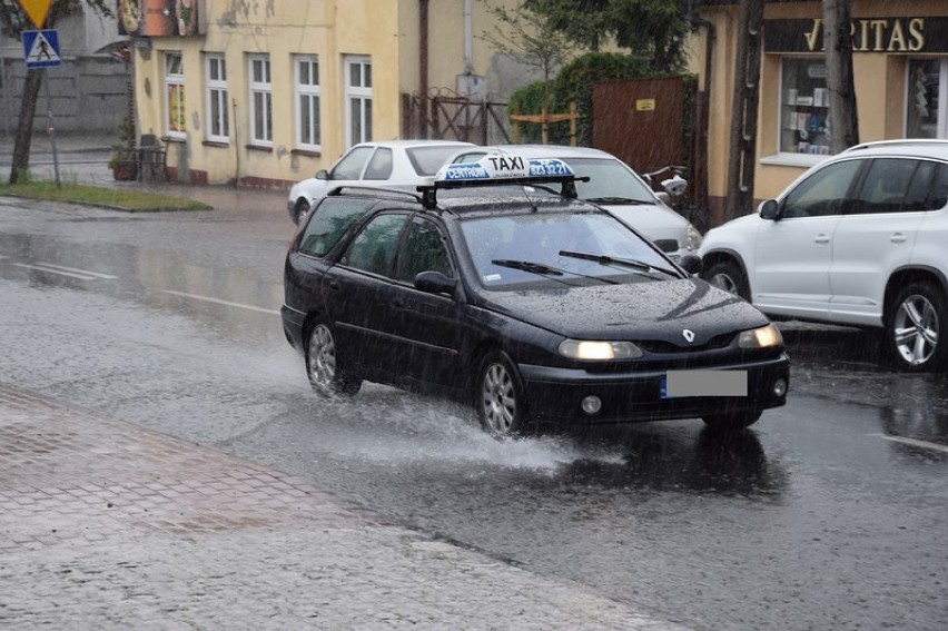 Ulewa w Zduńskiej Woli. Burze mogą się jeszcze pojawiać                                     