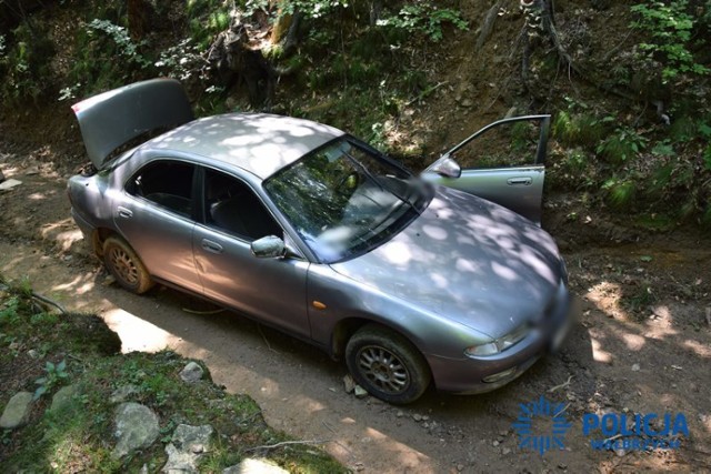 Mężczyzna, który nie zatrzymał się do policyjnej kontroli w Jedlinie-Zdroju, porzucił samochód na leśnej drodze w pobliskiej miejscowości Michałkowa