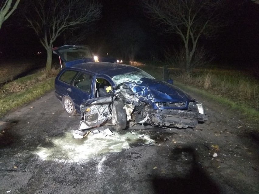 Poważny wypadek! Volvo roztrzaskało się na drzewie