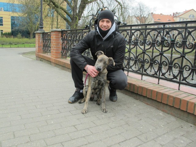 Patryk Zarębski mówi, że zawsze sprząta po swojej Nanie. I zwraca uwagę tym, którzy tego nie robią