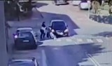 Potrąceni matka i dwuletnie dziecko. Film mrożący krew opublikowali policjanci z Wieliczki, wózek z dzieckiem obrócił się nad przejściem