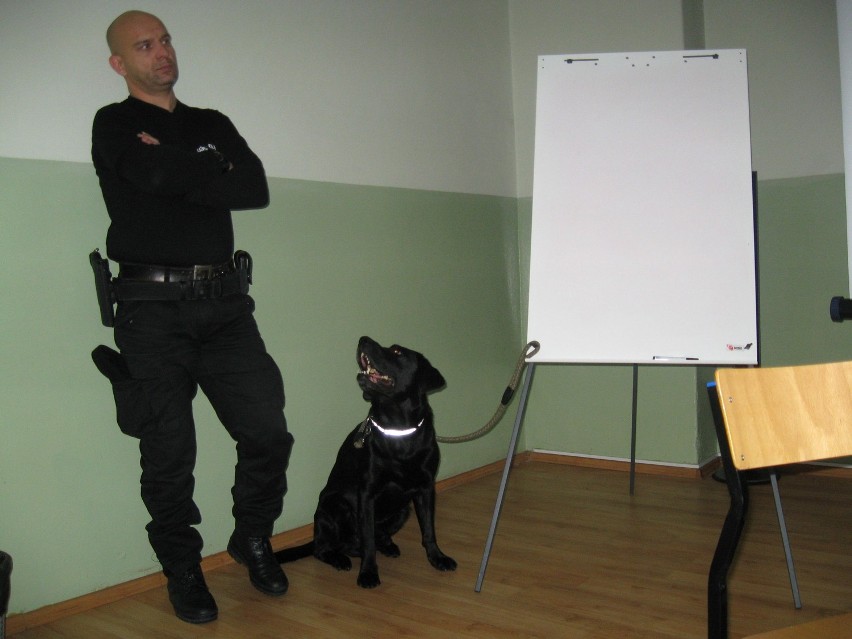 KRÓTKO: Policjanci i celnicy z psem Koksem odwiedzili ZSE-U